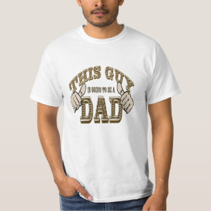 Denna grabb går att vara en pappagammala västern t-shirt