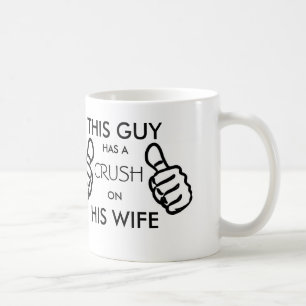 Denna grabb har en fruktdryck på hans frumugg kaffemugg
