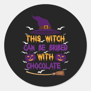 Denna häxa kan mutas med choklad Halloween Runt Klistermärke