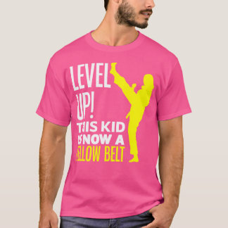 Denna Kid är nu en Gult Bälte Karate Älskare Karat T Shirt