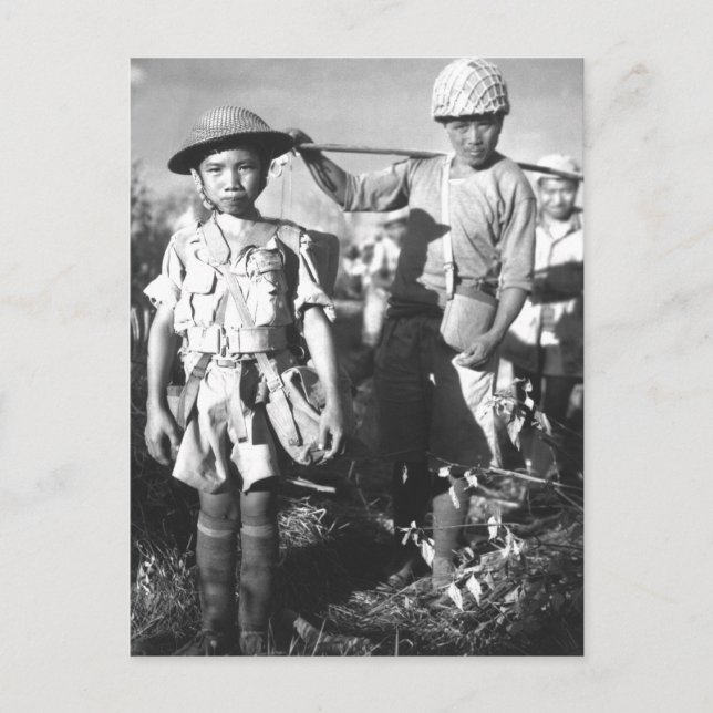 Denna kinesiska soldat, med tung packning_Krigsbil Vykort (Framsida)