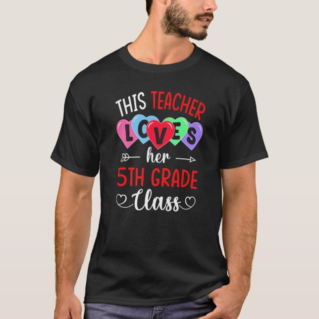 DENNA LÄRARE KÄRLEK HER 5:E KLASS CLASS Shirts Val T Shirt (Framsida)