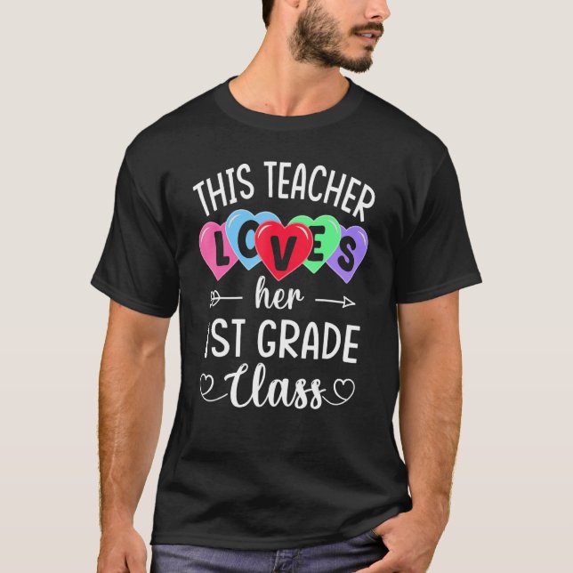 DENNA LÄRARE KÄRLEK HER FÖRSTA KLASS CLASS Shirts  T Shirt (Framsida)