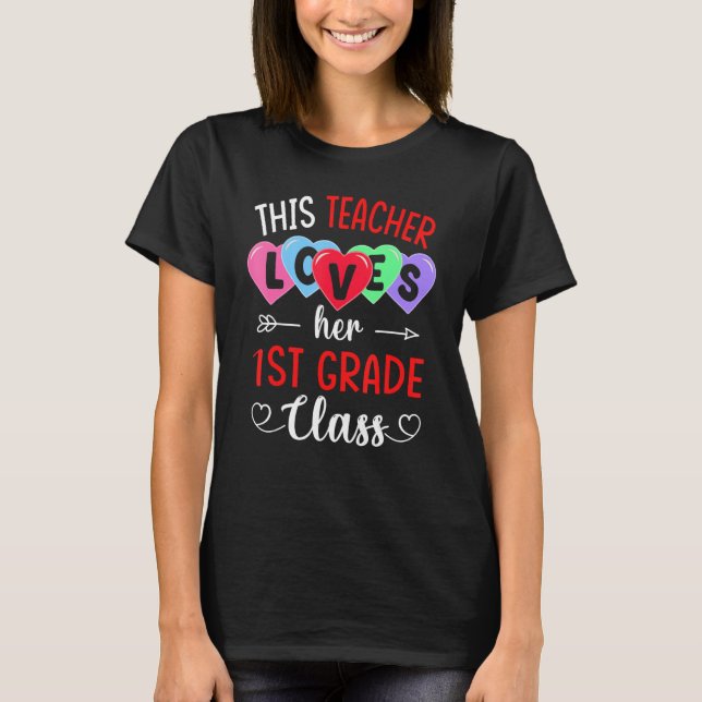 DENNA LÄRARE KÄRLEK HER FÖRSTA KLASS CLASS Shirts  T Shirt (Framsida)