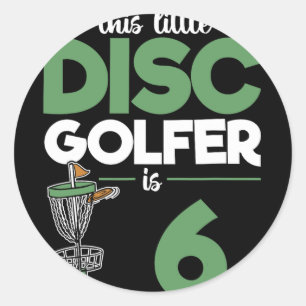 Denna lilla discgolfare är 6 Födelsedag Disc Golf Runt Klistermärke