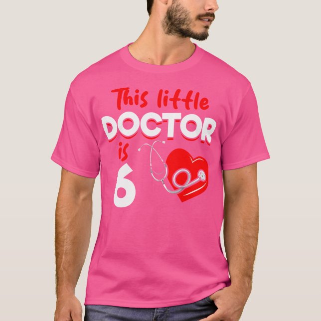 Denna lilla Doktor är 6 år gammal - 6e födelsedag  T Shirt (Framsida)