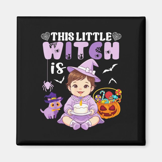 Denna lilla häxa är 1 år födelsedag halloween magnet (Framsidan)