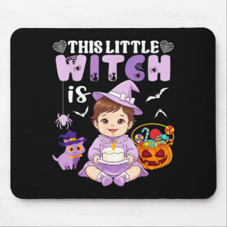 Denna lilla häxa är 1 år födelsedag halloween musmatta