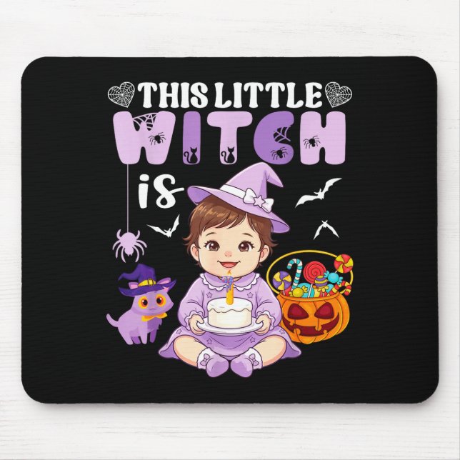 Denna lilla häxa är 1 år födelsedag halloween musmatta (Framsidan)