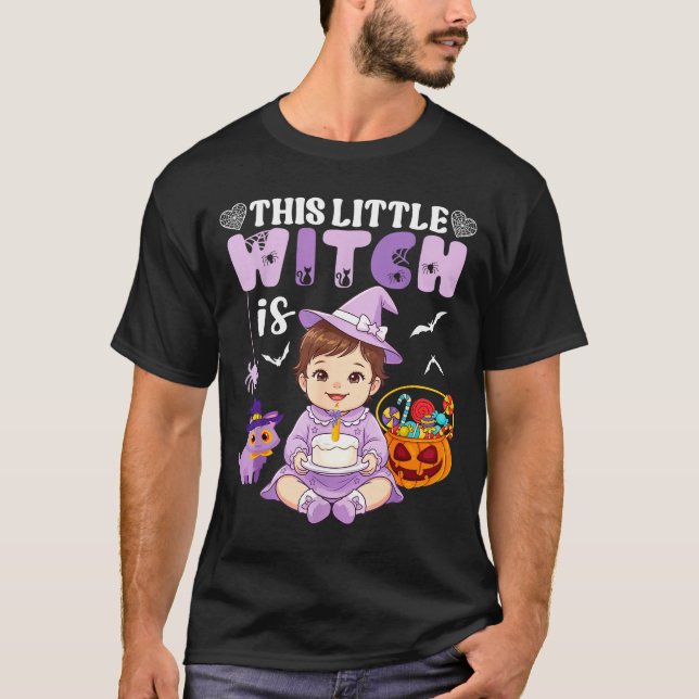 Denna lilla häxa är 1 år födelsedag halloween t shirt (Framsida)