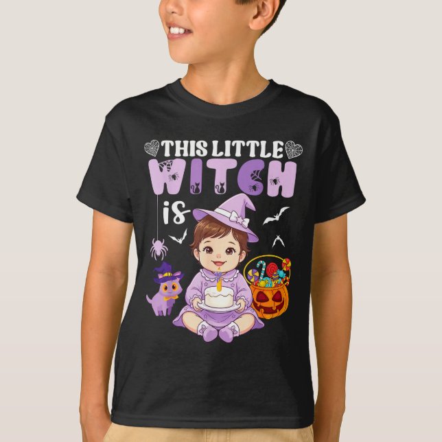 Denna lilla häxa är 1 år födelsedag halloween t shirt (Framsida)