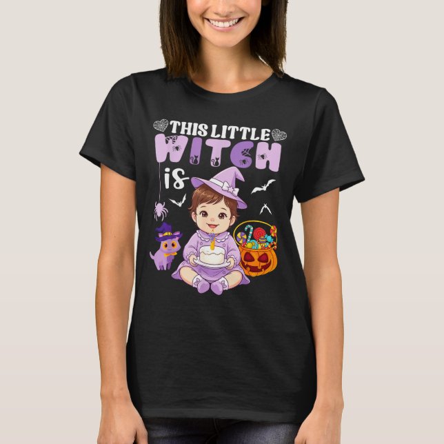 Denna lilla häxa är 1 år födelsedag halloween t shirt (Framsida)