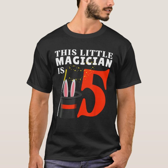Denna lilla magiker är 5 år 5 t shirt (Framsida)