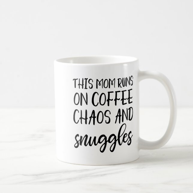 Denna mamma kör på kaffe kaos och kramar  kaffemugg (Höger)