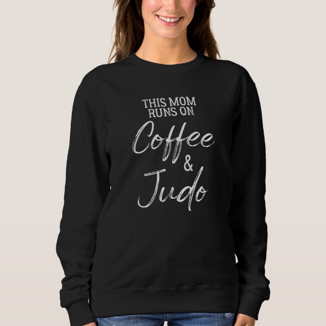 Denna mamma kör på kaffe och judo t shirt (Framsida)