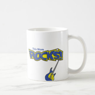 Denna mamma vaggar kaffemugg
