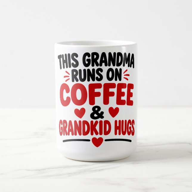 Denna Mormor Kör På Kaffe och Barnbarns Kramar Kaffemugg (Center)