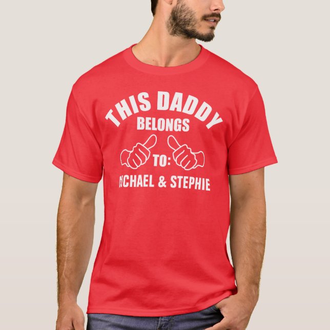 Denna pappa hör hemma "tillfogar namn ", tee (Framsida)