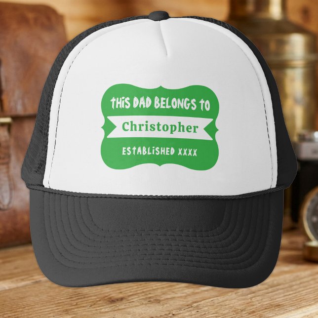 Denna pappa tillhör anpassat namn est år grön keps (Skapare uppladdad)