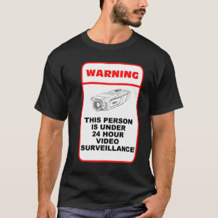 Denna person är under 24 timmevideobevakning tee shirt