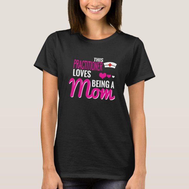 DENNA PRAKTIKER ÄLSKAR ATT VARA EN MAMMA T-SHIRT (Framsida)
