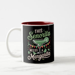Denna senorita behöver en Margarita-Margarita-Älsk Två-Tonad Mugg