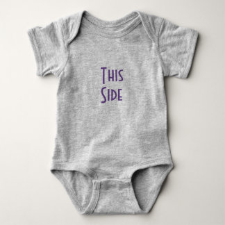 Denna sida/andra sidan baby kostym t shirt