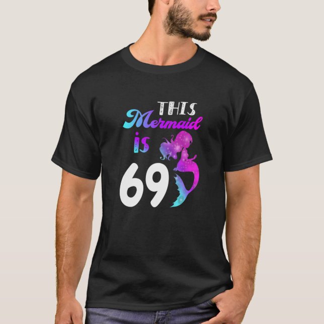 Denna Sjöjungfru är 69 år och 69 år. T Shirt (Framsida)