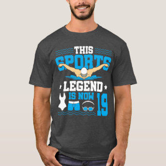 Denna sportlegend är nu 19 som simmar med 19 vänne t shirt