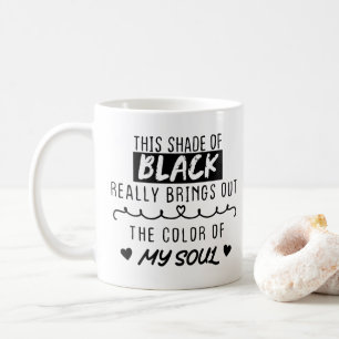 Denna svarta nyans framhäver verkligen färgen på kaffemugg