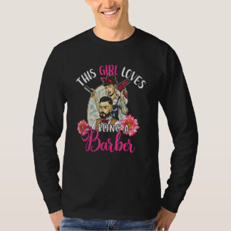 Denna tjej älskar att vara en blomsterbarberare t shirt