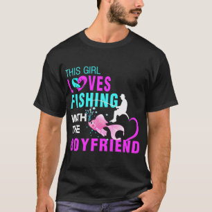 DENNA TJEJ ÄLSKAR FISKE MED SIN POJKVÄN T SHIRT