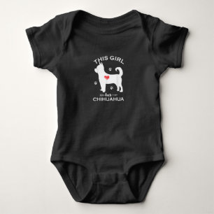 Denna tjej älskar sin chihuahua roliga valp hundar t shirt