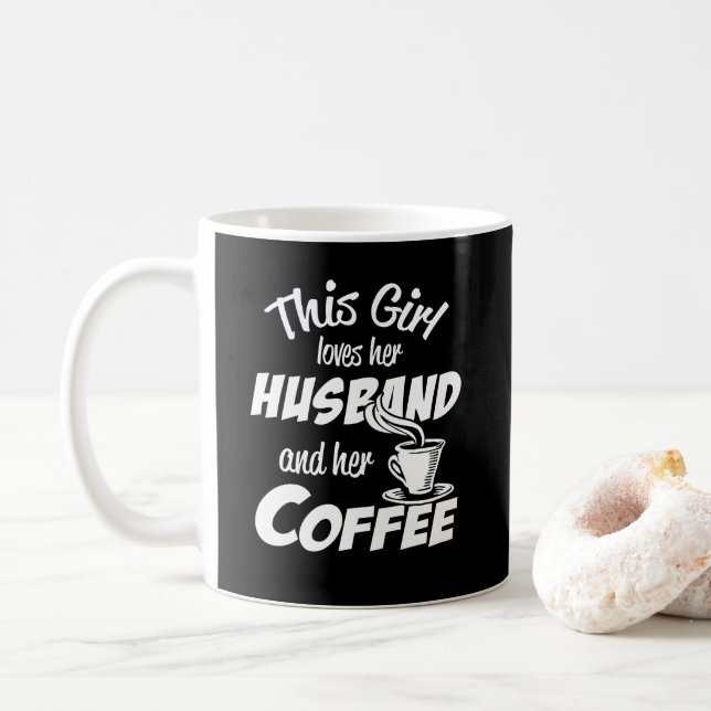 Denna tjej älskar sin man och sitt kaffe kaffemugg (Med munk)