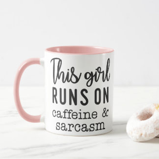 Denna tjej springer på Kaffe och Sarkasm Roligt Mugg