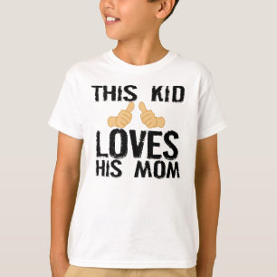 DENNA UNGE ÄLSKAR HANS MAMMA T-SHIRT