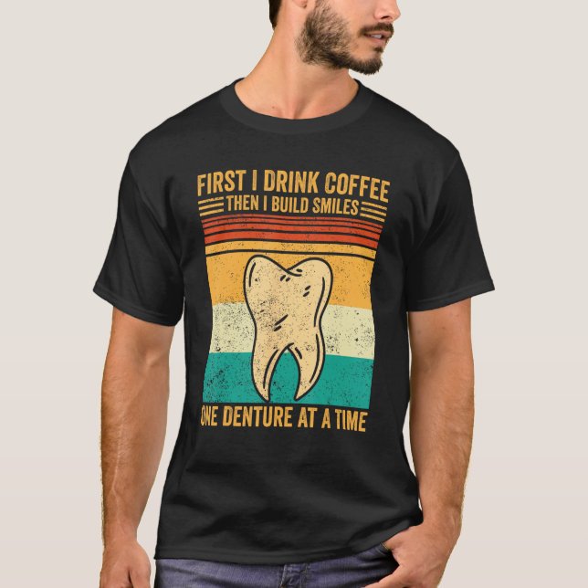 Dental Lab Tech Technician Coffee Build Smiles Den T Shirt (Framsida)