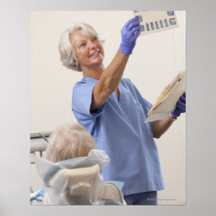 Dentalhygieniker för kvinnor som undersöker röntge poster