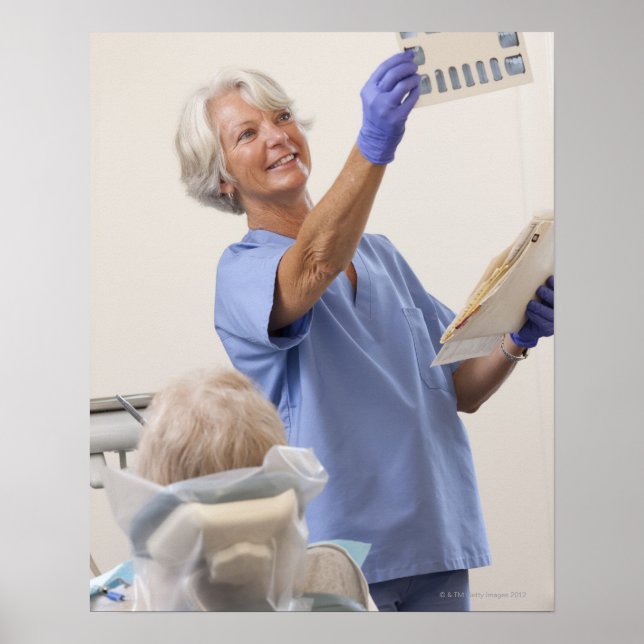 Dentalhygieniker för kvinnor som undersöker röntge poster (Framsidan)