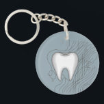 Dentalvårdsdesign Modern Molar<br><div class="desc">Anpassa den här nyckelkedjan för tandvårdsteman med en modern molar med en pekande silver som beskriver tanden på en abstrakt. Den blå skuggan gör att tanden står ut,  men färg kan ändras efter behov. Lägg till ett namn längst bak i nyckelkedjan för att anpassa den.</div>