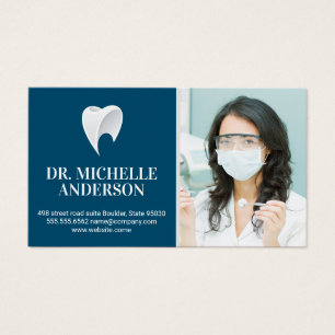 Dentist Holding Dental Verktyg Tand-Logotyp Visitkort