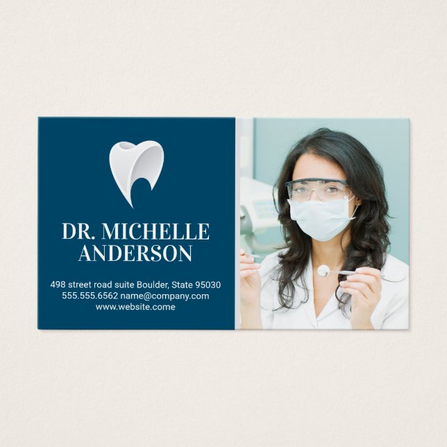 Dentist Holding Dental Verktyg | Tand-Logotyp Visitkort (Framsidan)