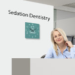 Dentist Office Clock Fyrkantig Klocka<br><div class="desc">Den moderna Dentist office wall decor-klockan i en trendig-design som innehåller en tandsymbol och leende grafik designad med snyggt grafik och färg i bakgrunden kan du ändra om du behöver det. Designad för ett tandläkarkontor för att uppmuntra leende och en positiv inställning.</div>