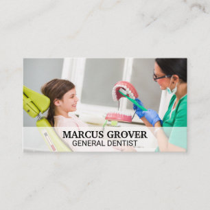Dentist som visar liten flicka hur man borstar visitkort