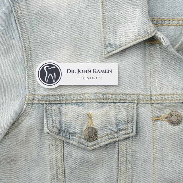 Dentist | Tionde Logotypen Namnbricka (På plats)