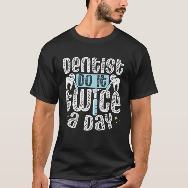 Dentists Do It Twice A Day Dental Assistant Dentis T Shirt (Framsida)