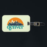 Denver Colorado City Skyline Retro Cityscape Art Bagagebricka<br><div class="desc">Vintage- och reflexritorier med vackra skyliner,  attraktion och cityscape-konst. Coola skyscraper och byggnad silhuette illustrerar handelsvara för turister och resenärer. Perfekt som souvenir att ta med sig hem när man reser. Spara minnet av din resa och semester med familj och vänner. Bakgrunden till färg kan anpassas till färg.</div>