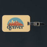 Denver Colorado City Skyline Vintage Cityscape Bagagebricka<br><div class="desc">Vintage- och reflexritorier med vackra skyliner,  attraktion och cityscape-konst. Coola skyscraper och byggnad silhuette illustrerar handelsvara för turister och resenärer. Perfekt som souvenir att ta med sig hem när man reser. Spara minnet av din resa och semester med familj och vänner. Bakgrunden till färg kan anpassas till färg.</div>