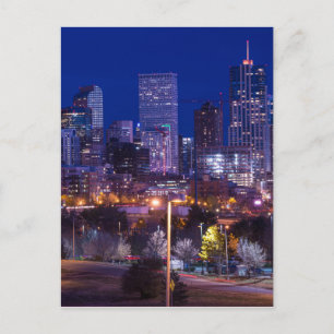 Denver Skyline på natten - Colorado Vykort