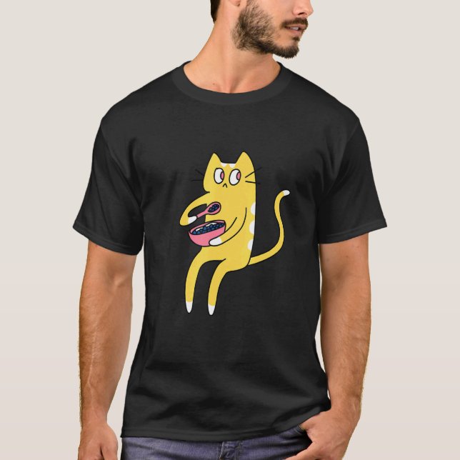 Derpy Kattunge Gult and White Cat Eating Cereal T Shirt (Framsida)